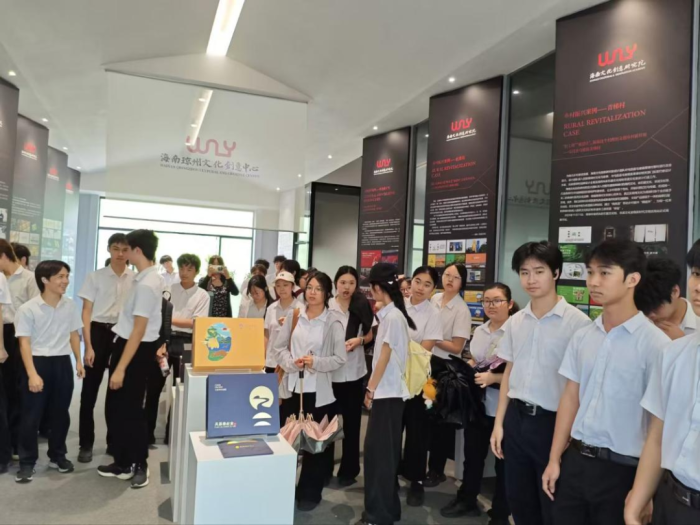 育美润心︱信息技术与人工智能学院“走进海南省艺术村，探索艺术创意长河”主题研学活动