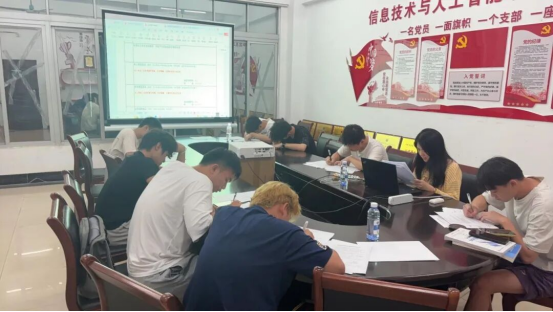 信息技术与人工智能学院开展“一对一指导，零差错上报”2026年下半年征兵材料填写帮扶活动